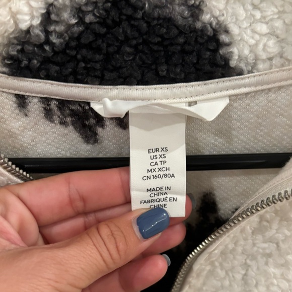 Ladies Size XS H&M Black and White Patterned Fleece Half Zip - Perfect Condition - Picture 2 of 3